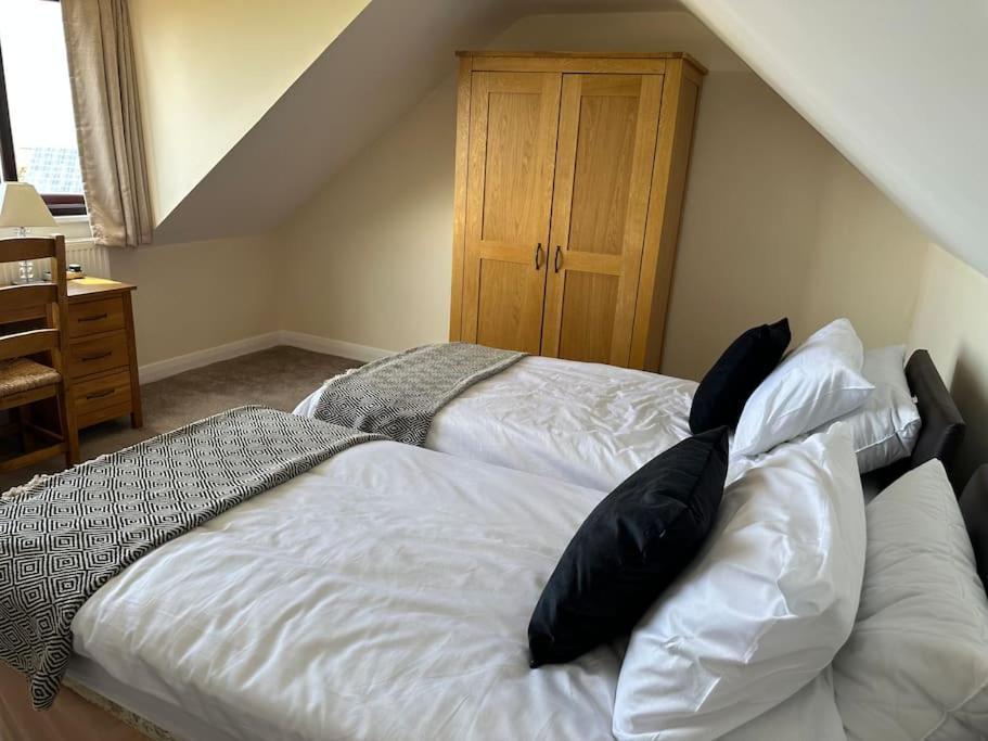 Offa'S Lodge Family Home Quiet Area With Sea Views Престатин Екстериор снимка