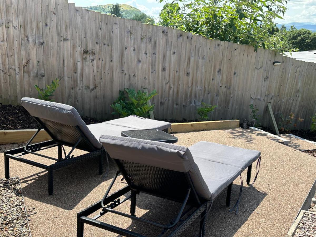Offa'S Lodge Family Home Quiet Area With Sea Views Престатин Екстериор снимка