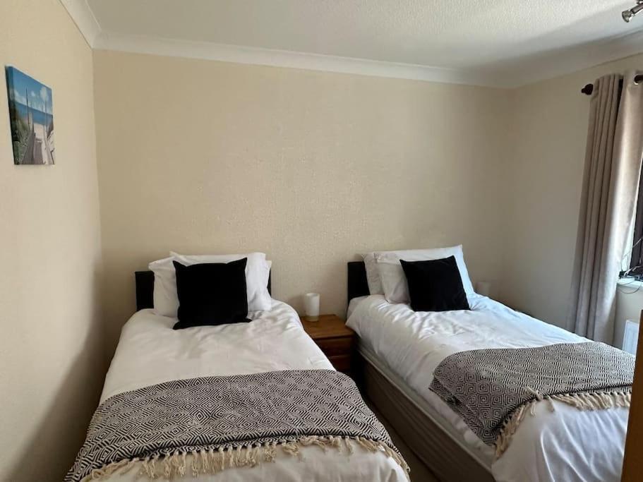 Offa'S Lodge Family Home Quiet Area With Sea Views Престатин Екстериор снимка