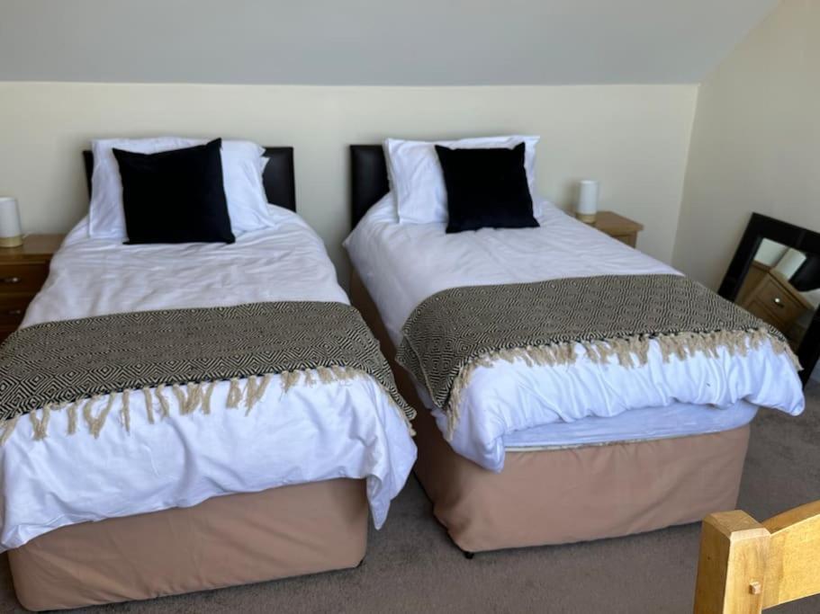 Offa'S Lodge Family Home Quiet Area With Sea Views Престатин Екстериор снимка
