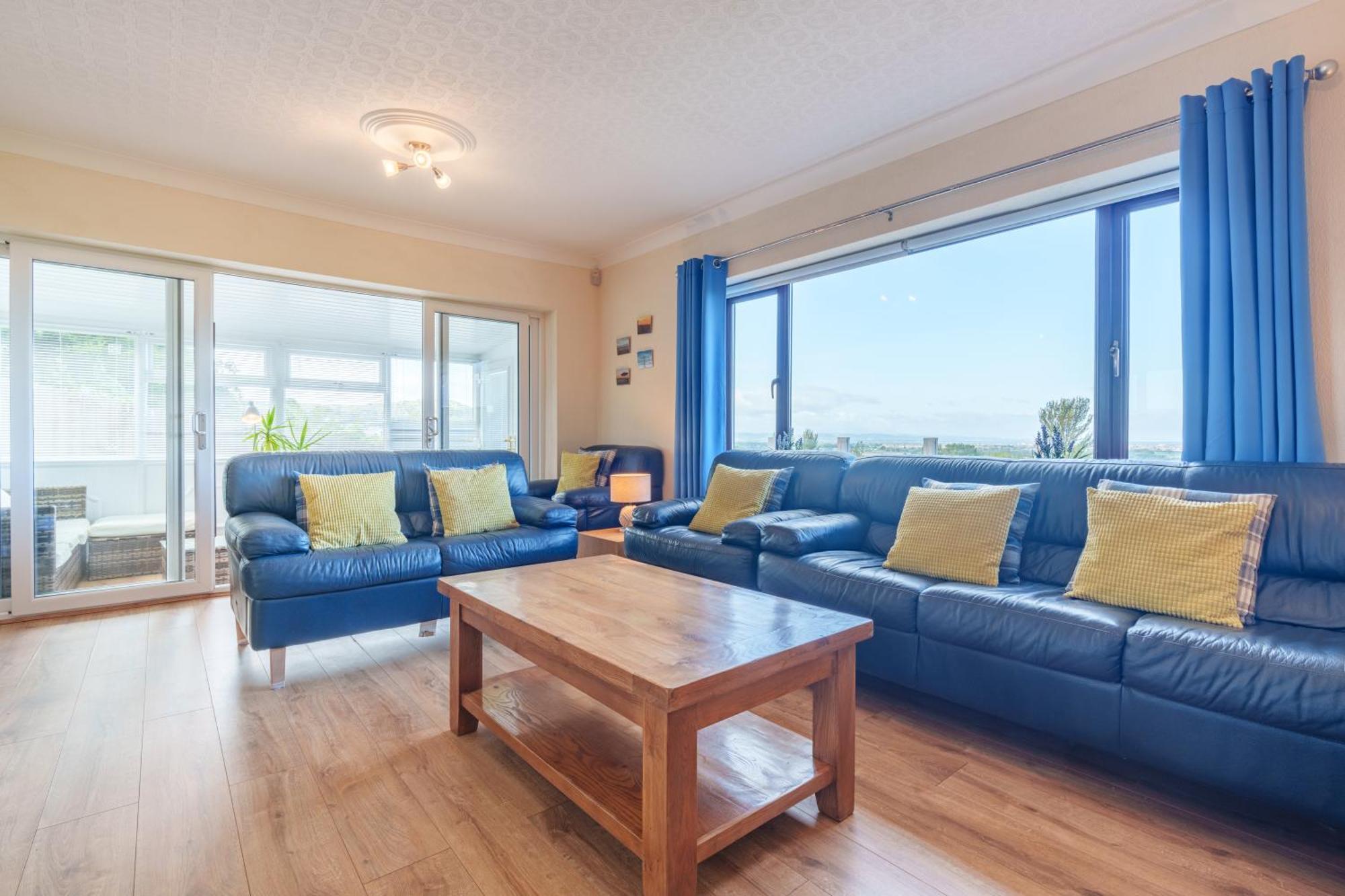 Offa'S Lodge Family Home Quiet Area With Sea Views Престатин Екстериор снимка