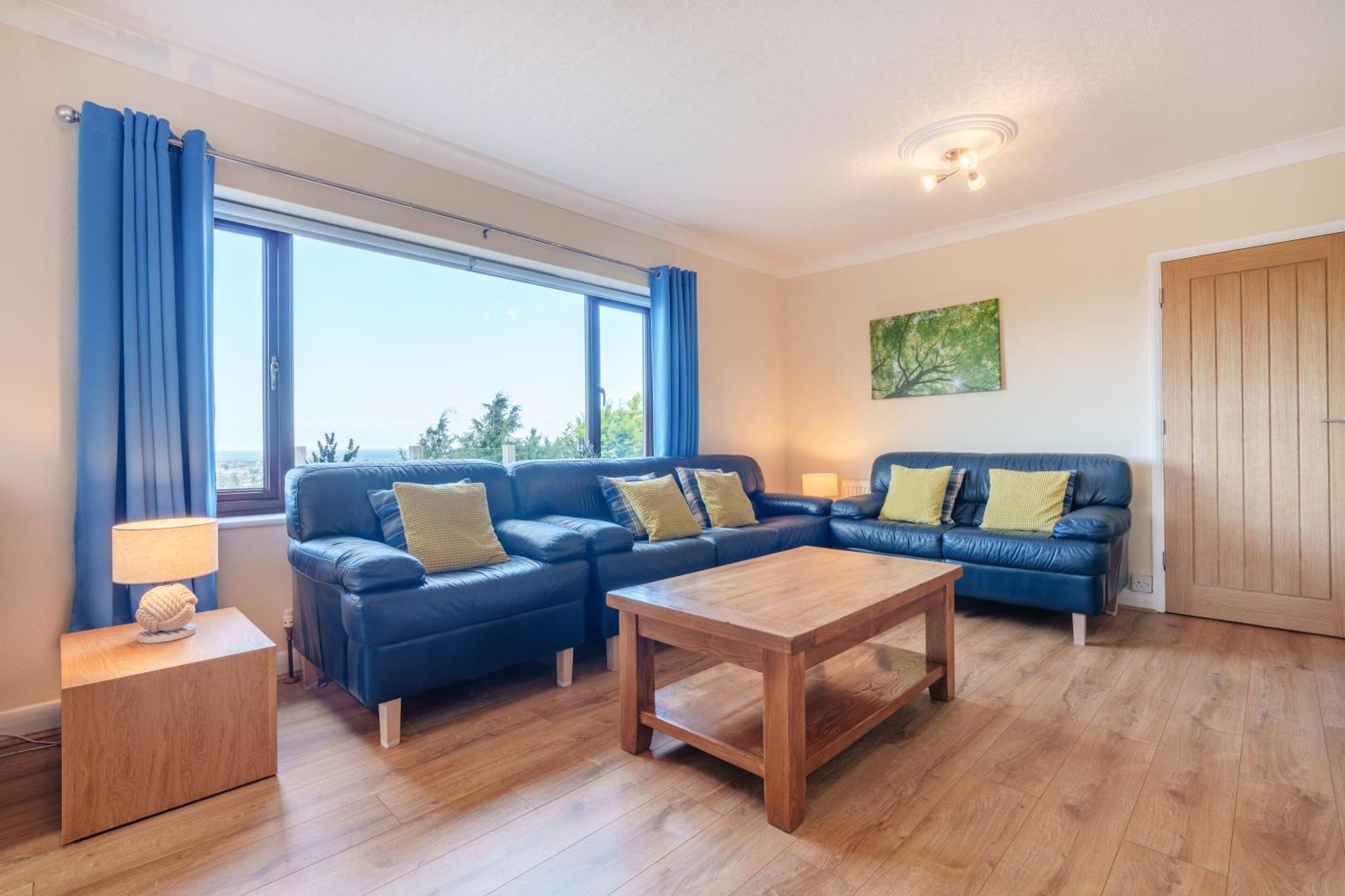 Offa'S Lodge Family Home Quiet Area With Sea Views Престатин Екстериор снимка