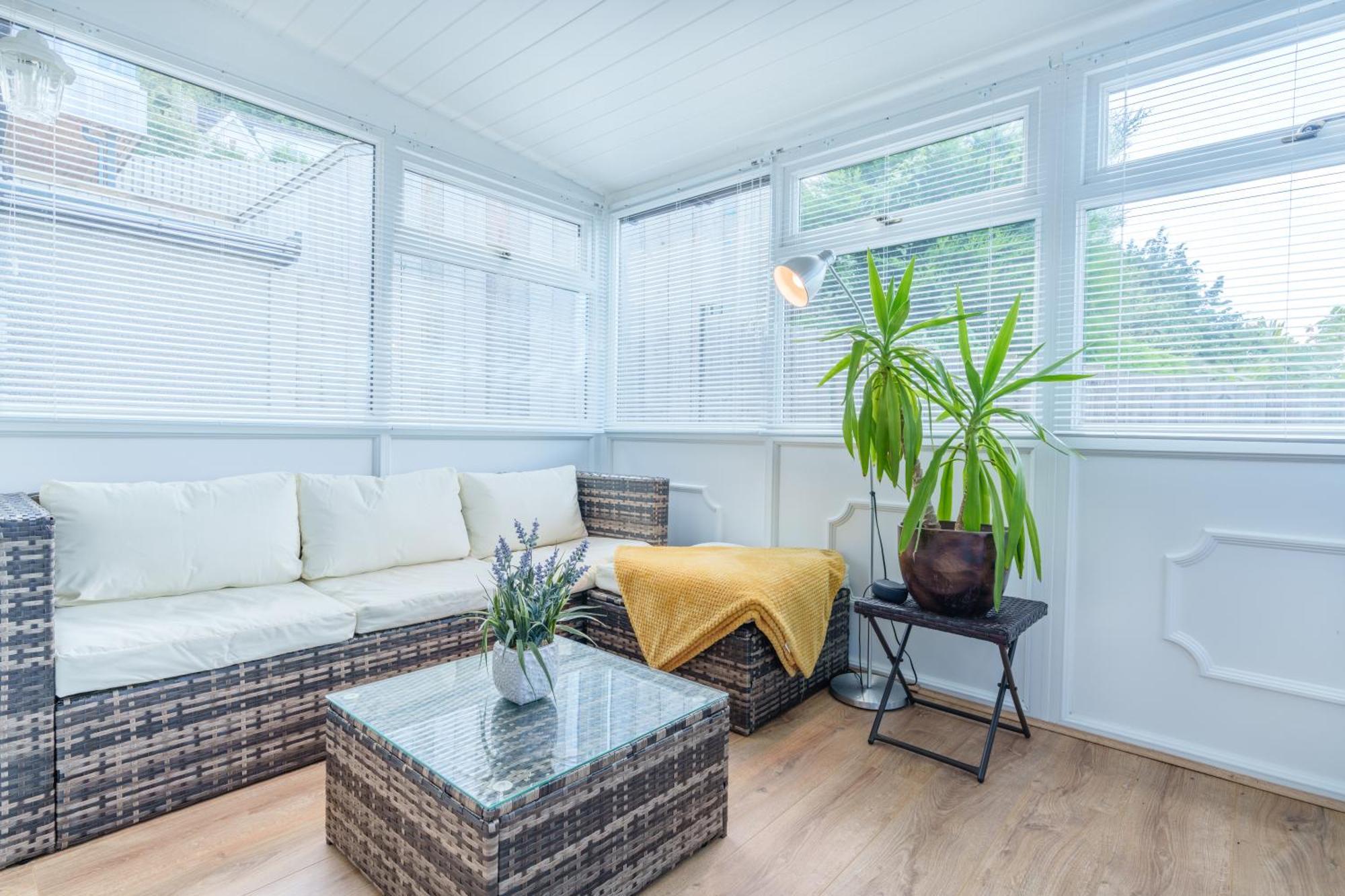 Offa'S Lodge Family Home Quiet Area With Sea Views Престатин Екстериор снимка