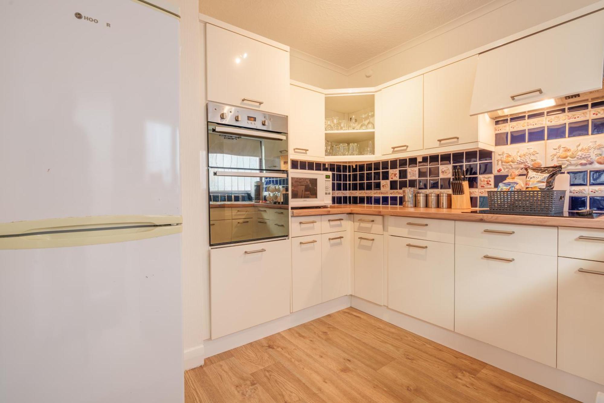 Offa'S Lodge Family Home Quiet Area With Sea Views Престатин Екстериор снимка