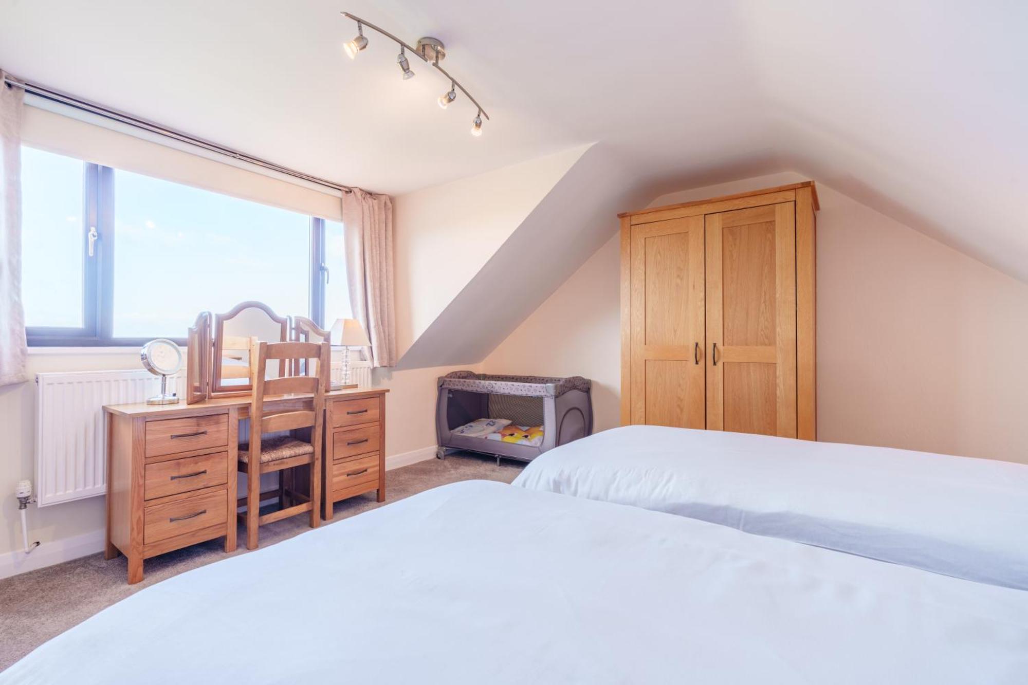 Offa'S Lodge Family Home Quiet Area With Sea Views Престатин Екстериор снимка