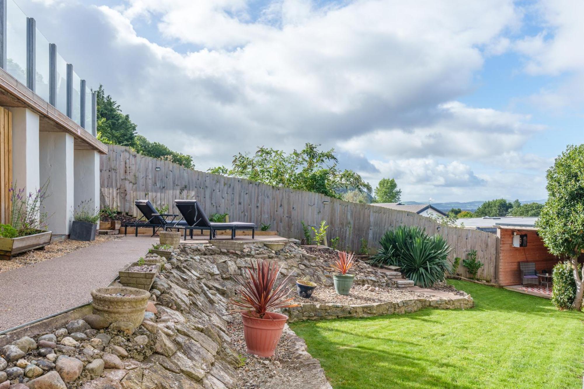 Offa'S Lodge Family Home Quiet Area With Sea Views Престатин Екстериор снимка